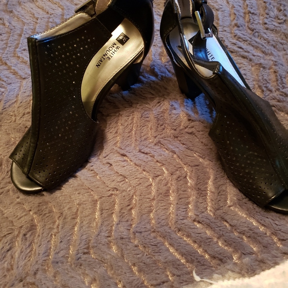 White Mountain Perforated slight block heel